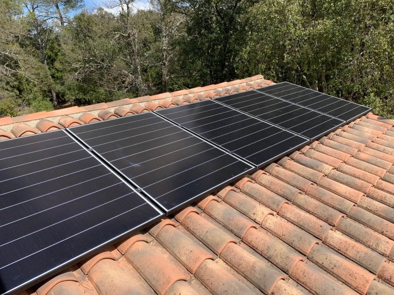 panneaux solaires photovoltaïques en toiture 83