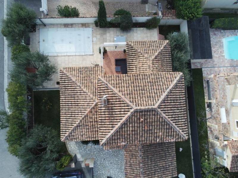 Le drone permet de voir les différentes toitures Saint Maximin 83