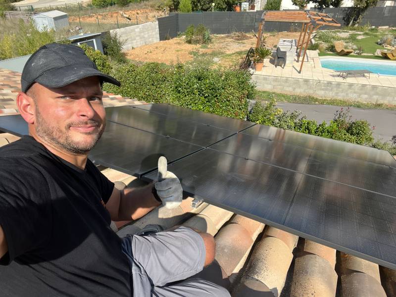 Transition énergétique à Ginasservis (83): Une installation photovoltaïque qui évolue avec les besoins des familles.
