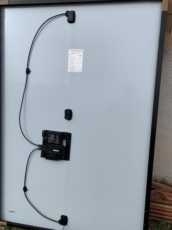 l'arrière du panneau avec le micro-onduleur Rians 83