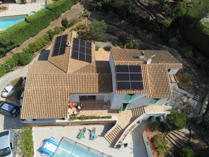 panneaux photovoltaïques en toiture surimposition var Ginasservis